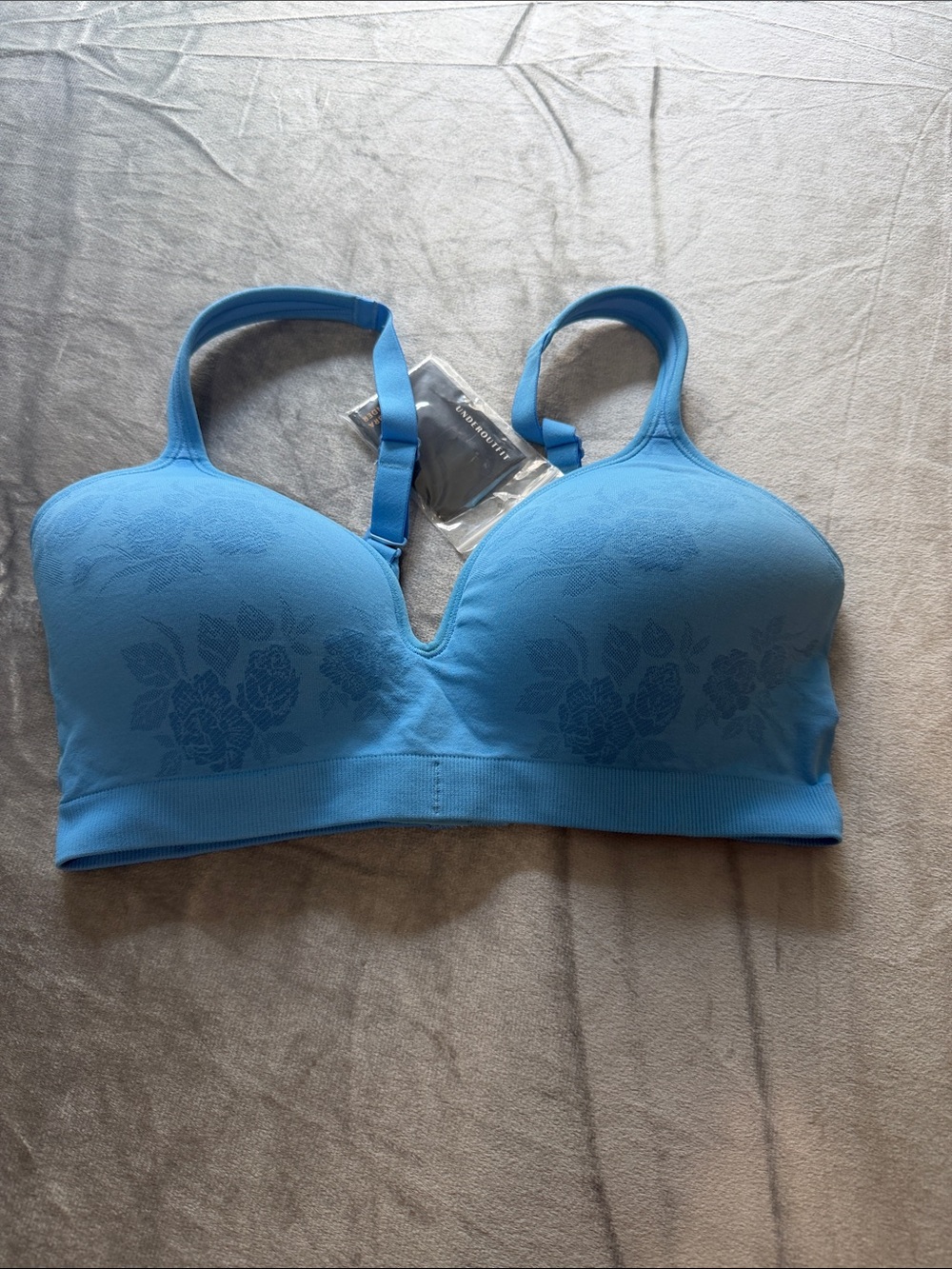 Underoutfit - The Perfect Neckline Bra w/ adjustable straps - 460 Size M.